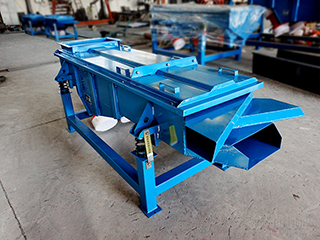 利用散粒物料與篩面的相對運動，使部分顆粒透過篩孔.